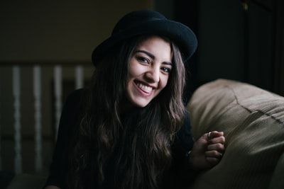 Sit on the couch and smile of woman
